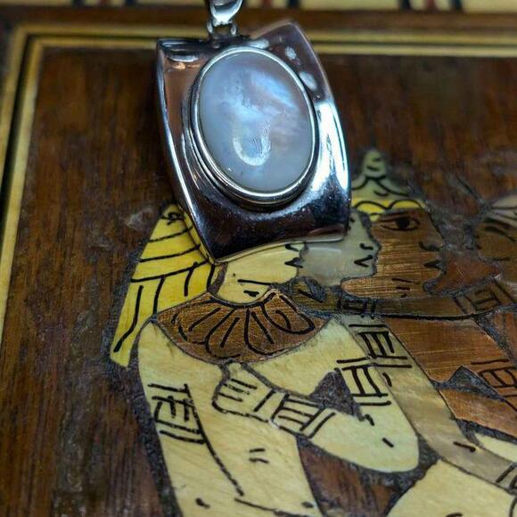 Lot of 925 Silver & Mother of Pearl Pendant Necklace 18" & pearl ring size 5.25 - Picture 2 of 9